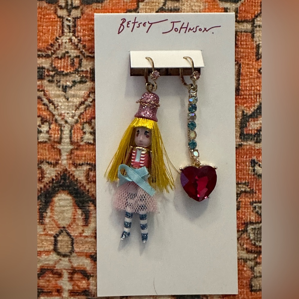 Betsey Johnson Dangle Earrings Mismatched Gold Tone Nutcracker Girl Red Heart - Picture 3 of 5